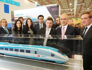 Bakan Elvan, Siemens standını ziyaret etti