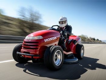 Honda’nın çim biçme makinesinden hız rekoru