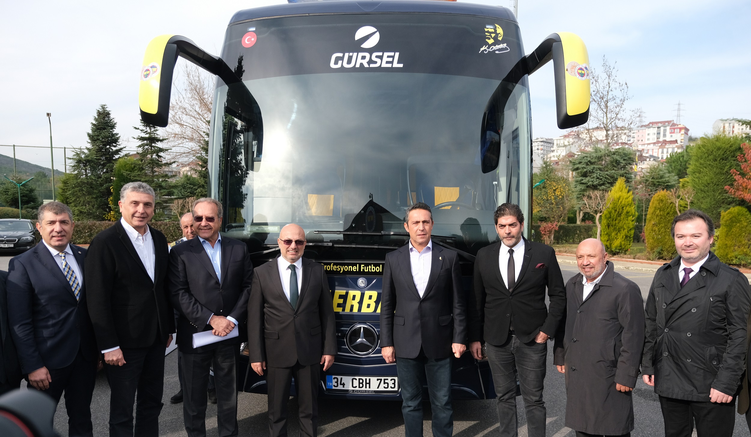 Fenerbahçe özel tasarlanan Mercedes-Benz Tourismo otobüsünü teslim aldı